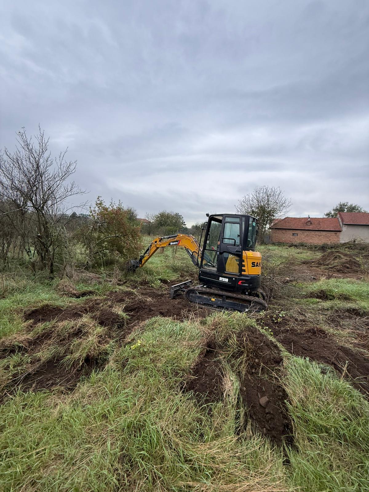 Excavator care sapă o fundație